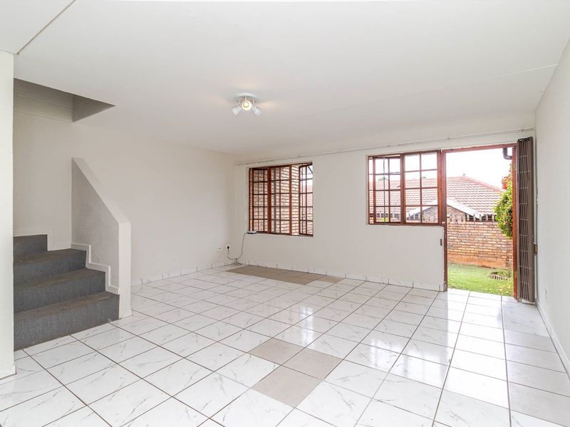 Neat duplex unit with large rooms from 1 August 2026 - Photo 4