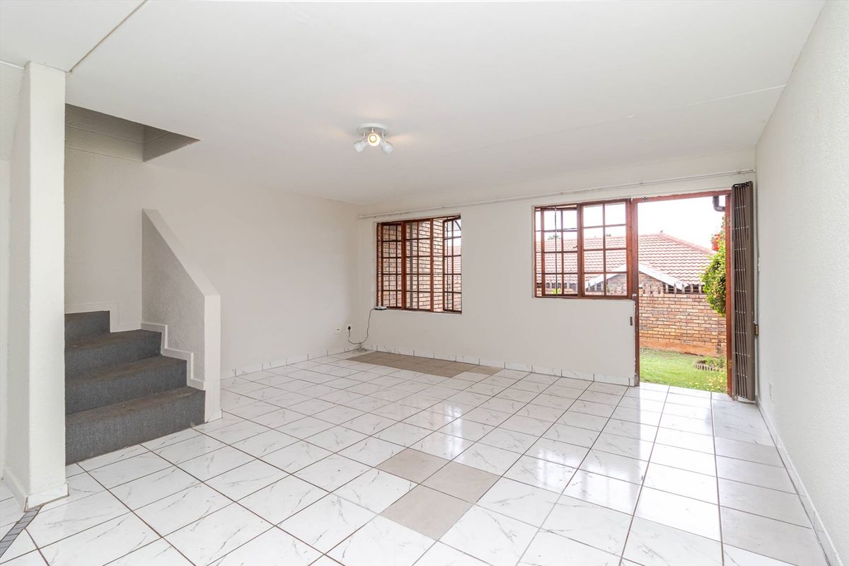Neat duplex unit with large rooms from 1 August 2026 - Photo 4