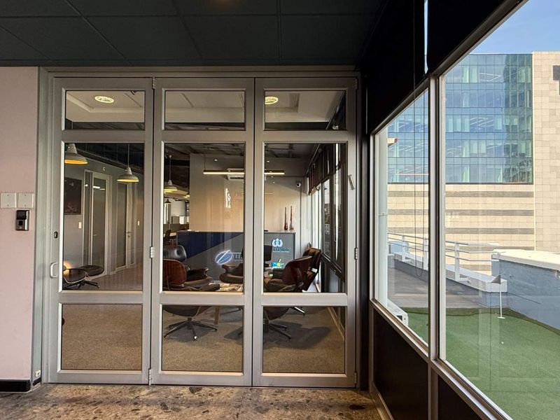 Top Floor 373m2 office with large balcony to let in North Wharf - Photo 8