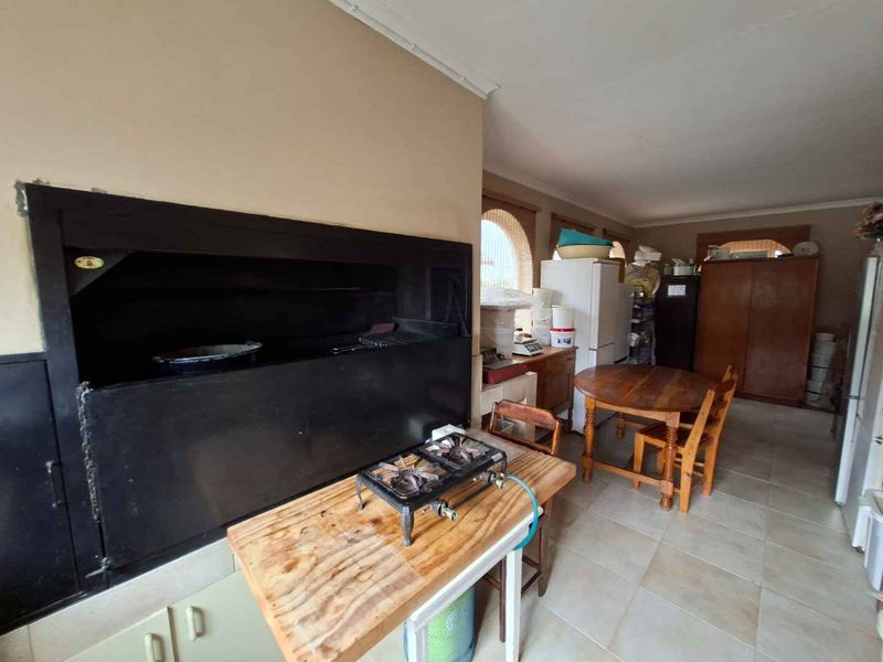 "Income Potential: 4-Bedroom Home + Three Flats!" - Photo 10