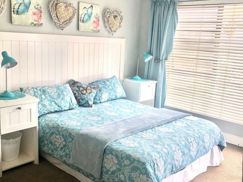 Coastal living 3 bedroom - Photo 9