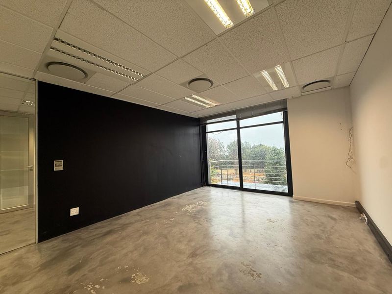 Prime Office Space Available in a Prestigious Building - Photo 6