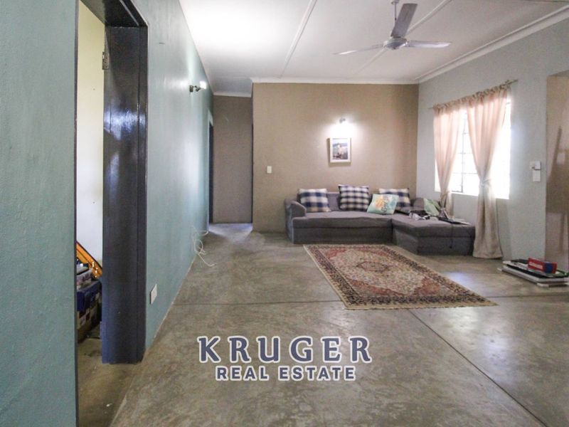 Family Home with Flat for Sale – Outjo - Photo 8