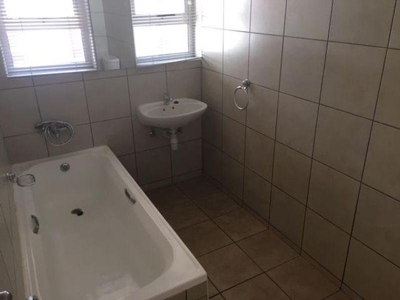 DUPLEX TOWNHOUSE FOR SALE IN KLEIN WINDHOEK!!! CC REGISTERED!!! - Photo 8