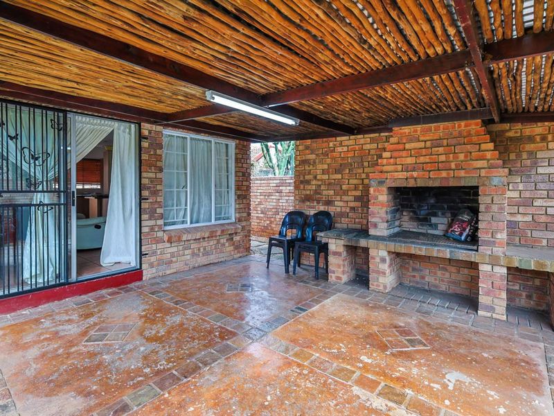 Charming 2 Bedroom Townhouse in Secure Complex – Ideal for Homeowners & Investors Alike - Photo 7