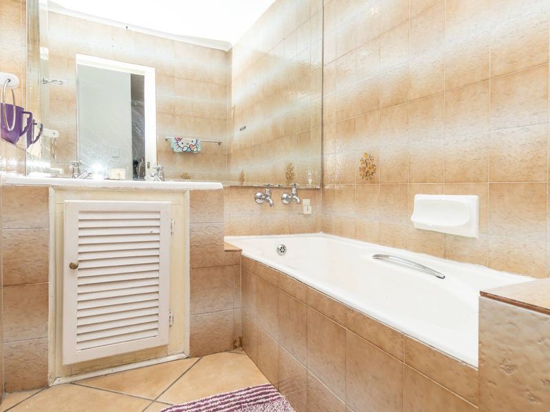 Three Bedroom Townhouse in sought-after complex - Photo 9