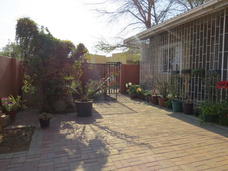 **Family Residence in Central Okahandja** - Photo 2