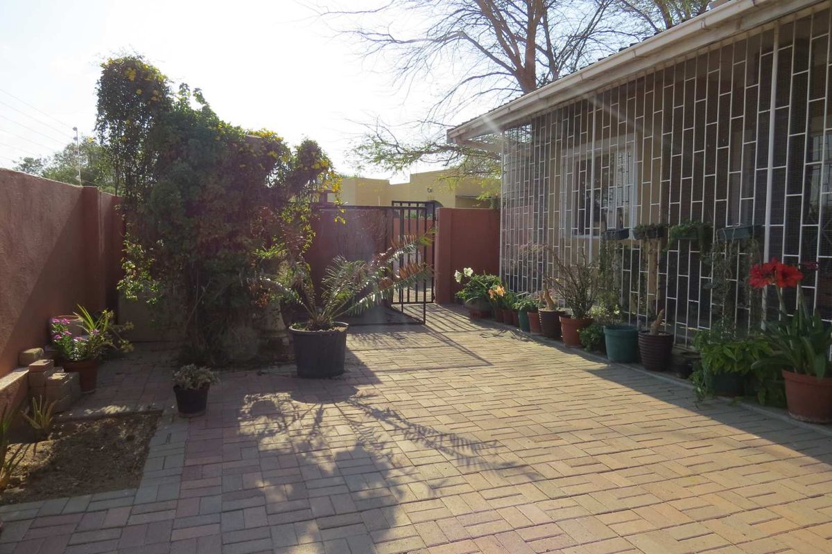**Family Residence in Central Okahandja** - Photo 2