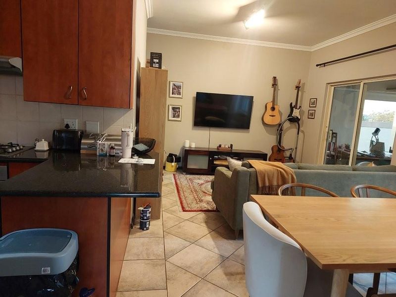 UPMARKET APARTMENT FOR SALE IN SECURITY COMPLEX IN FAERIE GLEN - Photo 7
