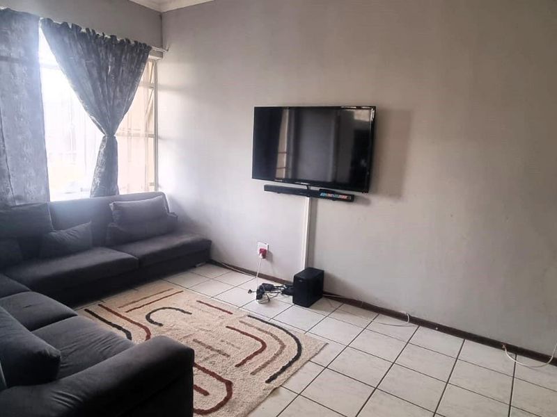 This lock up and go upstairs Modern unit is up for grabs in a lovely quiet security complex - Photo 7