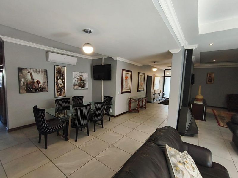 Luxury Living with Income-Generating Flatlet, Heated Pool & Full Solar Power! - Photo 9