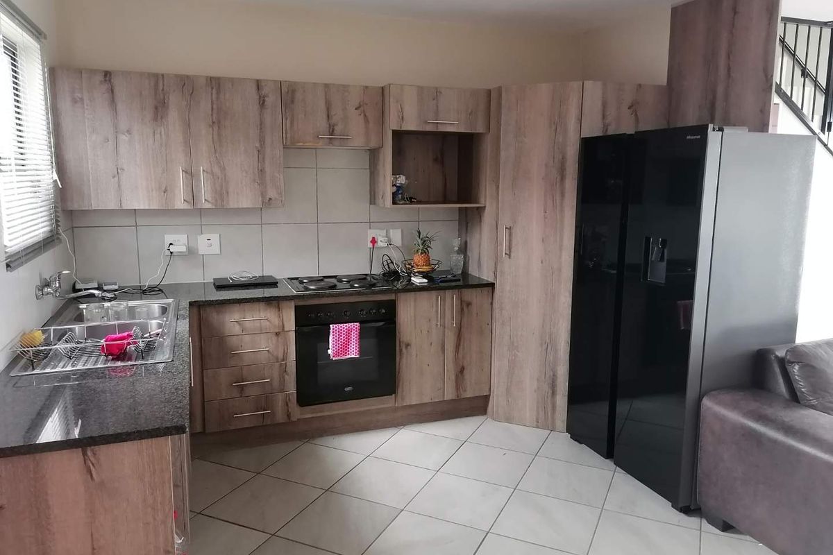 Modern 2-Bedroom Duplex in Prime Location - Photo 3