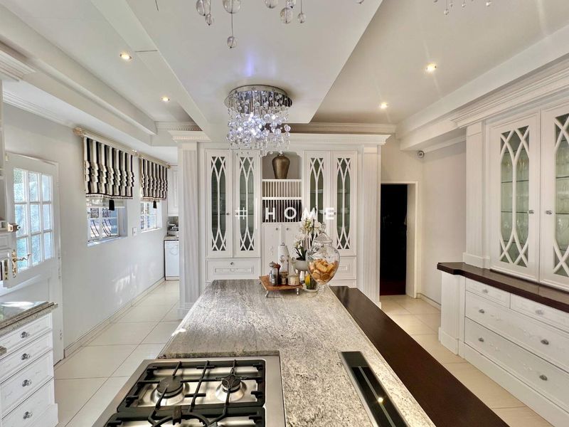 Mansion with breathtaking city views! - Photo 8