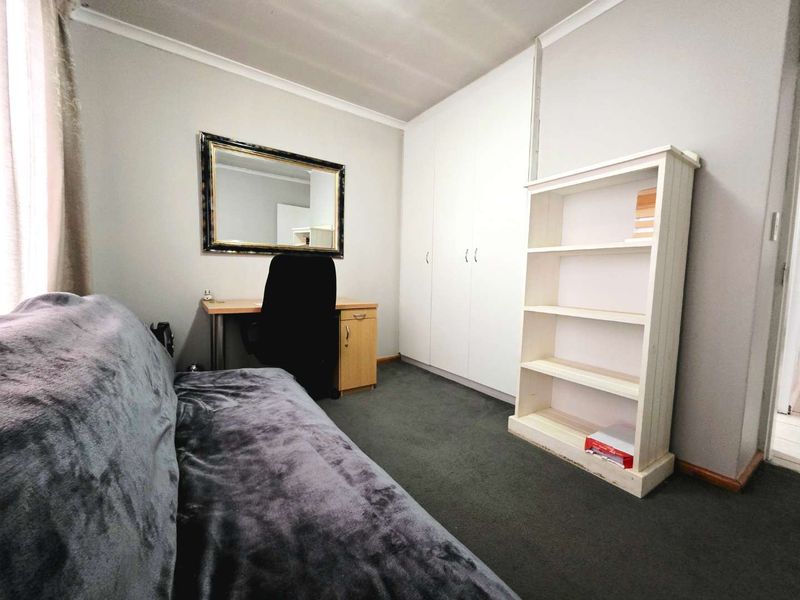 Contemporary Living with Table Mountain Views. - Photo 9