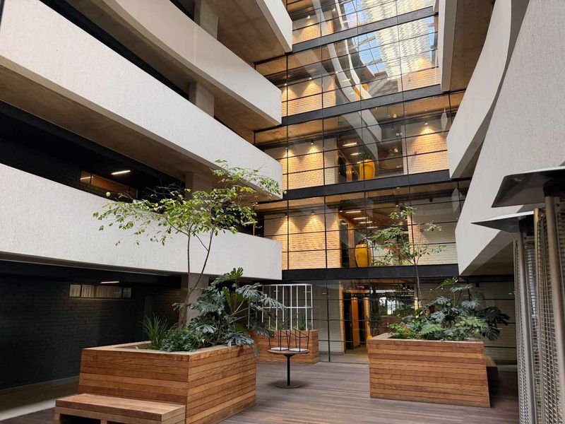 Modern Airbnb-Ready 1-Bedroom Apartment in an Upmarket 24/7 Concierge Building - Photo 6