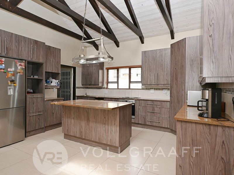 Charming home perfect for family living & entertaining - Photo 4