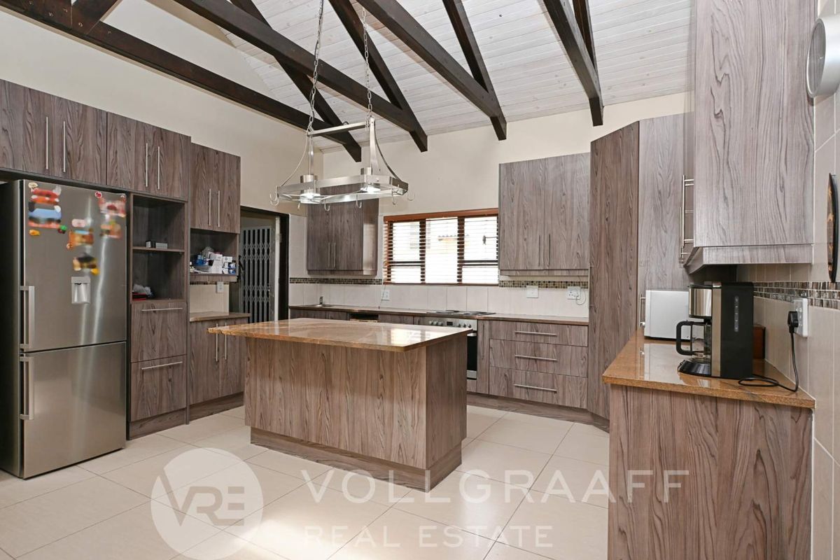 Charming home perfect for family living & entertaining - Photo 4