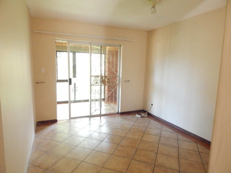 Lovely 2 Bedroom ground unit in Mooikloof Ridge - Photo 4