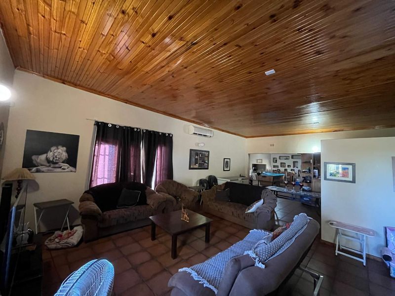 Small holding just outside Kakamas with lovely, spacious family home - Photo 2