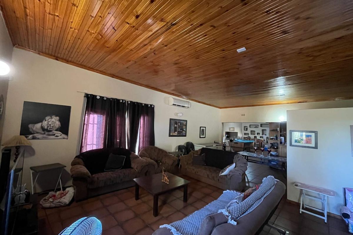 Small holding just outside Kakamas with lovely, spacious family home - Photo 2
