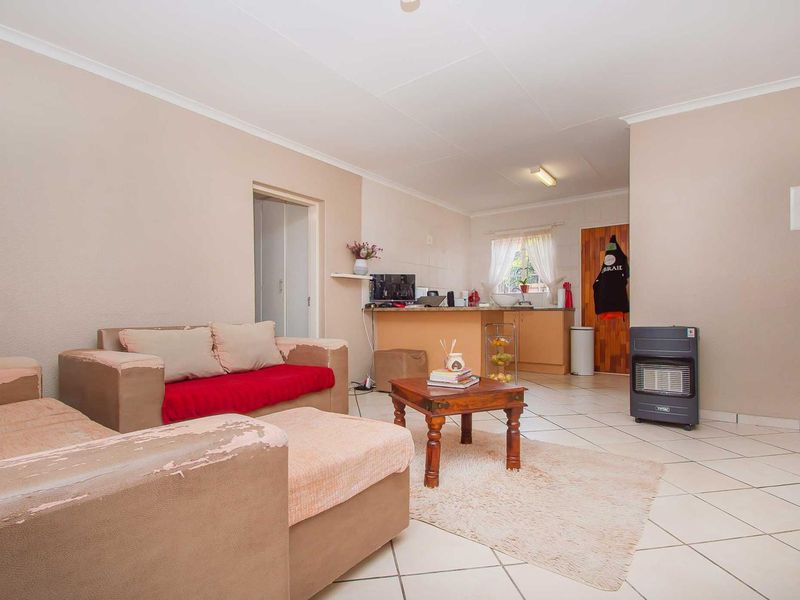 Low Maintenance,Spacious ,Priced to Sell. - Photo 3