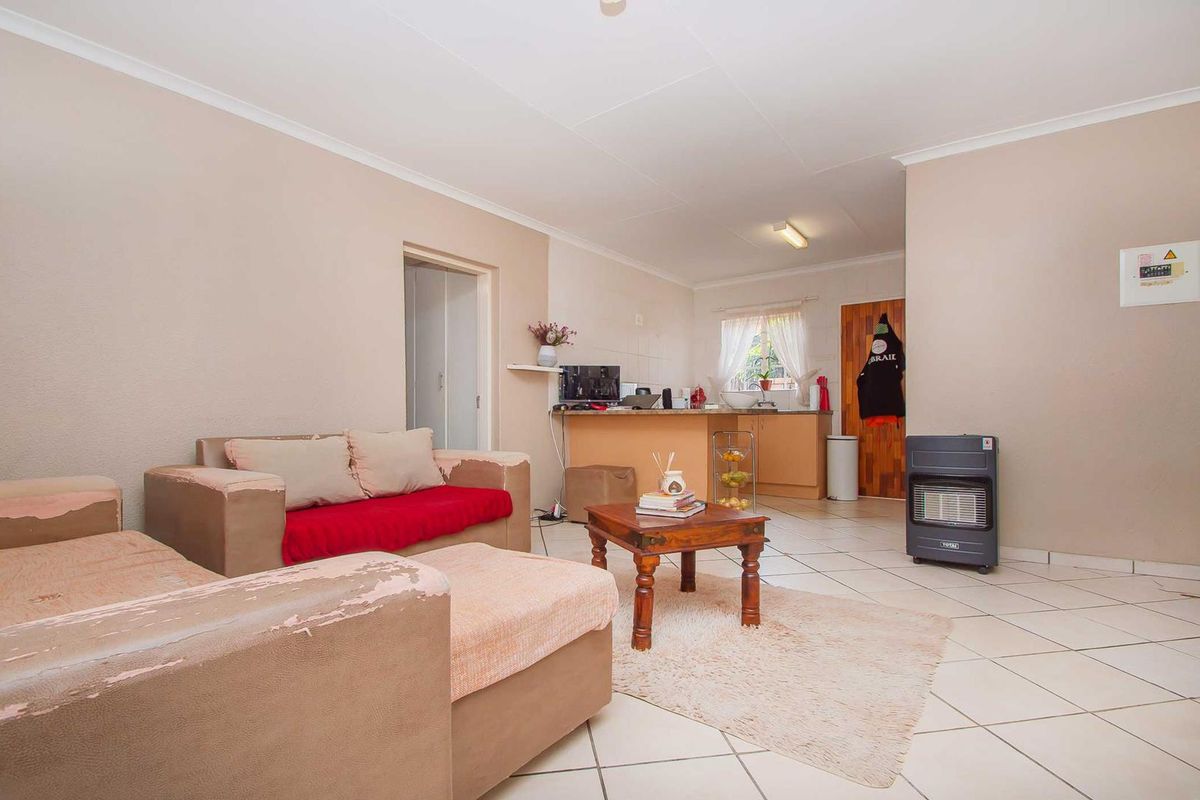 Low Maintenance,Spacious ,Priced to Sell. - Photo 3