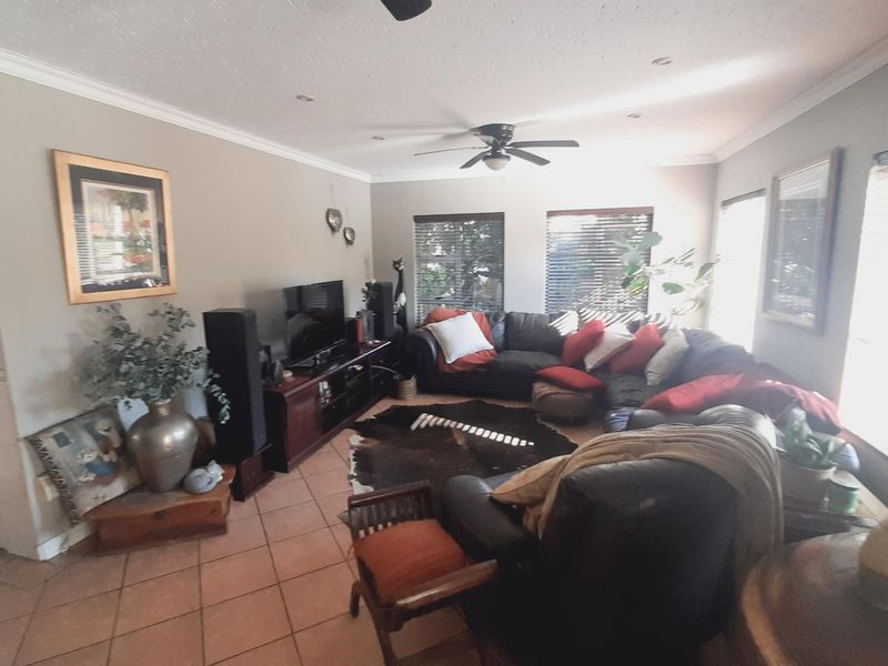 . "Your Dream Home: Balcony, Pool, Garden & Spacious Interiors" - Photo 4