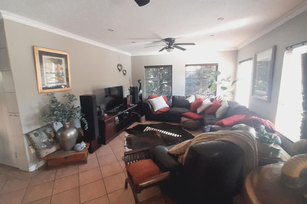 . "Your Dream Home: Balcony, Pool, Garden & Spacious Interiors" - Photo 4