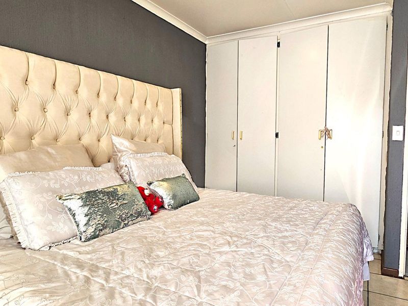 Spacious Three-Bedroom Unit Close to Everything in Radiokop - Photo 10
