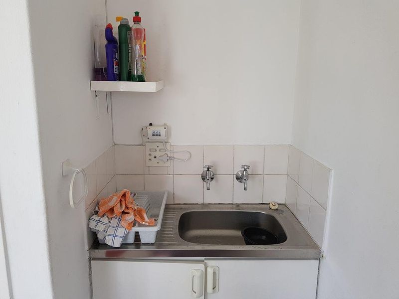 Light Industrial Warehouse with Offices in Constantiaberg Business Park - Photo 9