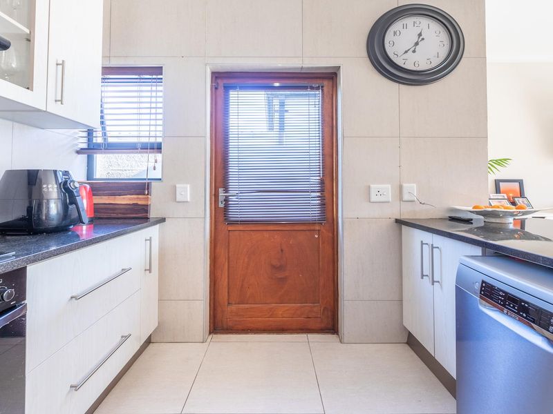 Stylish & Sunny 3-Bedroom Home with Pool – Parklands North - Photo 9