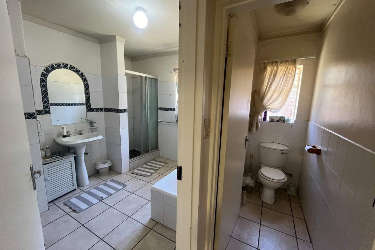 Elegant Double-Storey Family Home in a Prestigious Neighbourhood - Photo 5