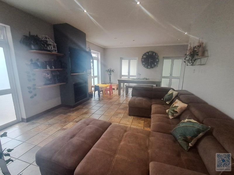 4 Bedroom House In Glen Erasmia Estate Ext 7 Kempton Park - Photo 8