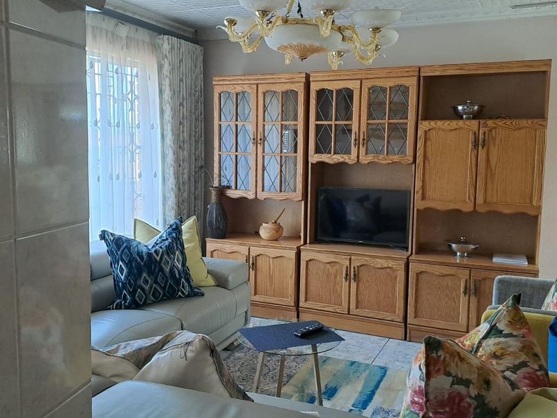 Charming and well maintained family home nestled in a peaceful neighborhood in Clarina - Photo 3