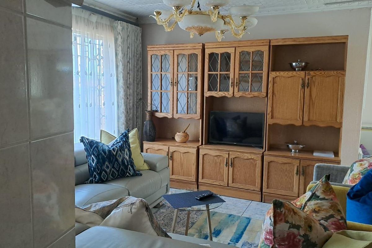 Charming and well maintained family home nestled in a peaceful neighborhood in Clarina - Photo 3