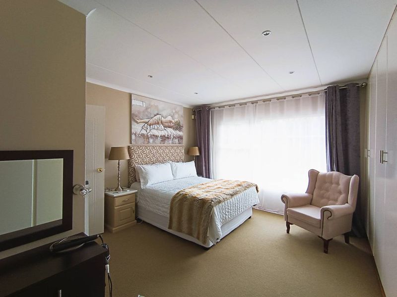 Modern Elegance with Flat - Photo 8