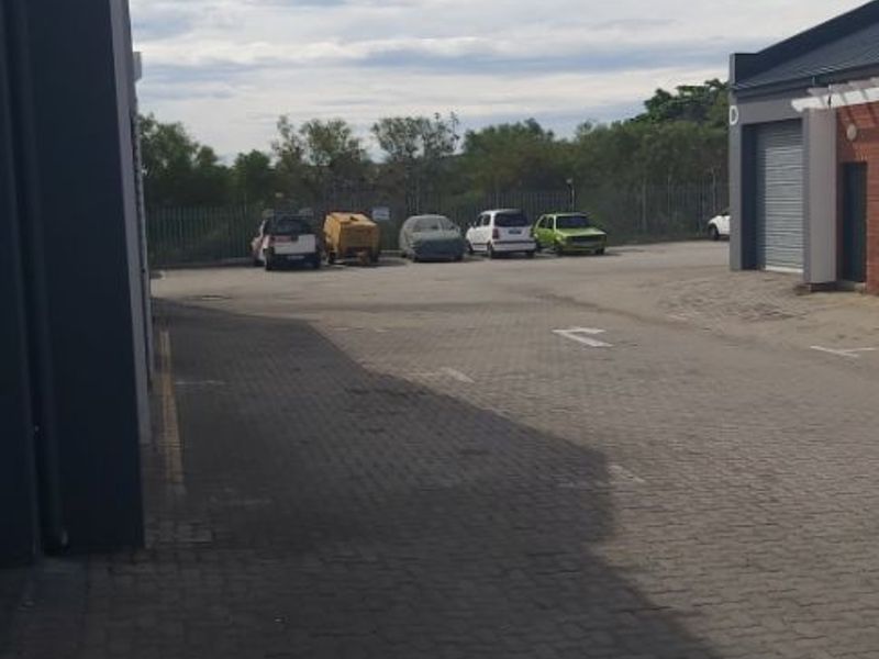 Workshop/ mini warehouse/ Distribution unit to let in Fairview. - Photo 5