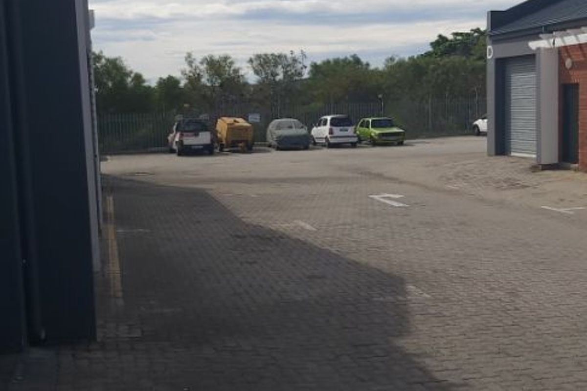 Workshop/ mini warehouse/ Distribution unit to let in Fairview. - Photo 5