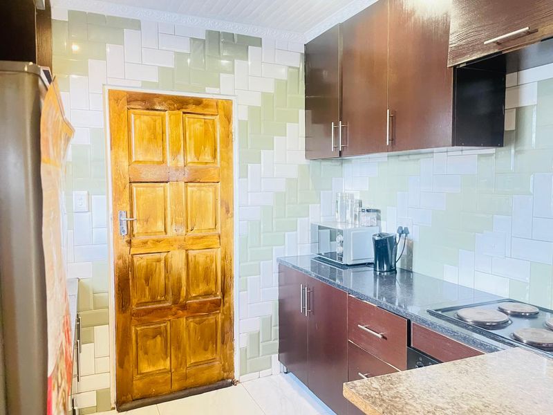 CHARMING NEAT 3 BEDROOM HOME WITH 3 OUTSIDE ROOMS!!! - Photo 10