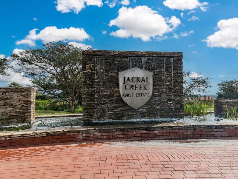 Ground floor gem - Golf course views Await! - Photo 4