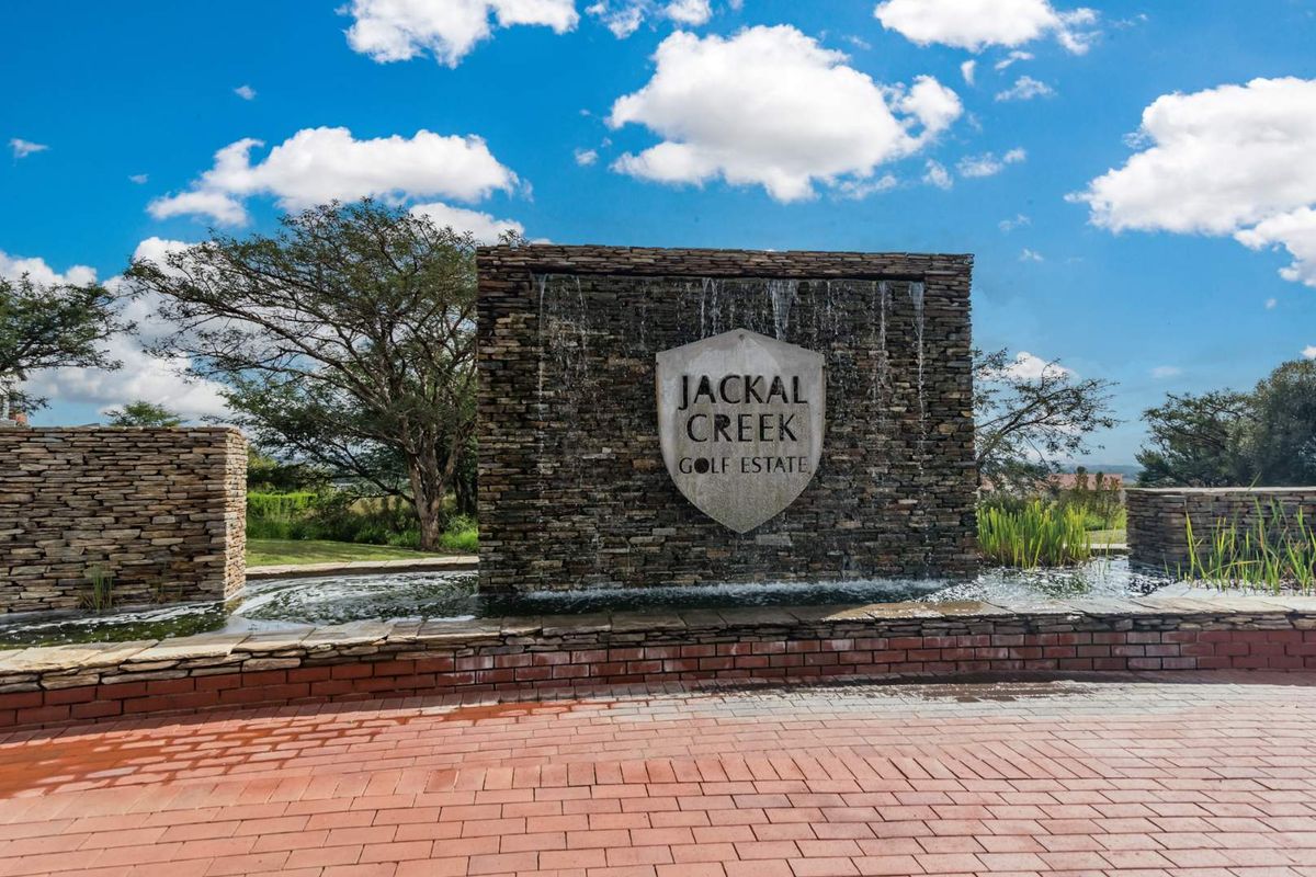 Ground floor gem - Golf course views Await! - Photo 4