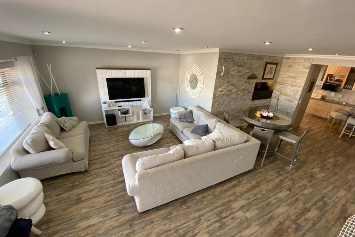 FOR SALE: 4-BEDROOM EN-SUITE HOUSE IN OCEAN VIEW EXT. 19, SWAKOPMUND, NAMIBIA - Photo 3