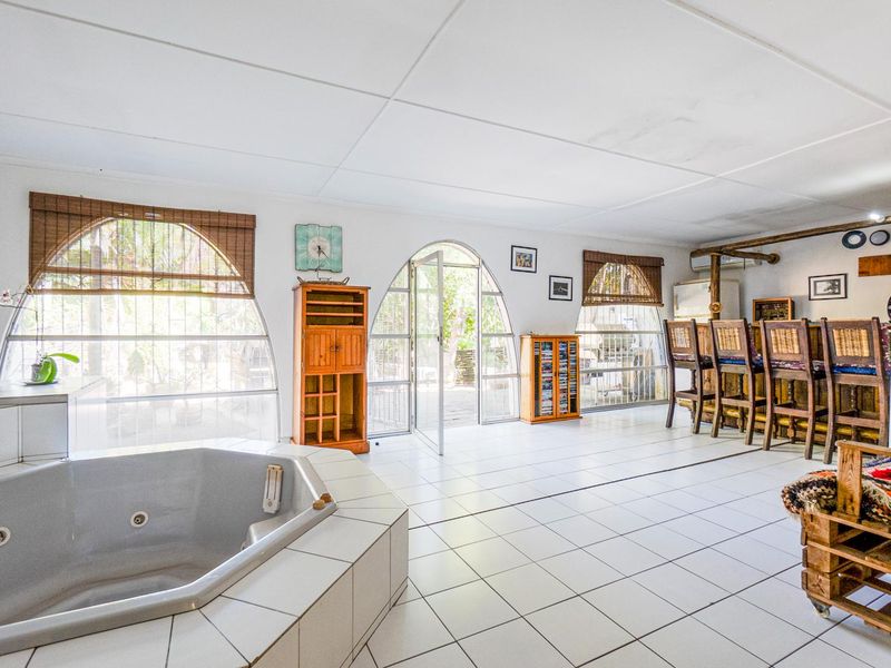 Pet friendly spacious home - Photo 2