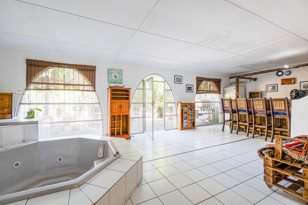 Pet friendly spacious home - Photo 2