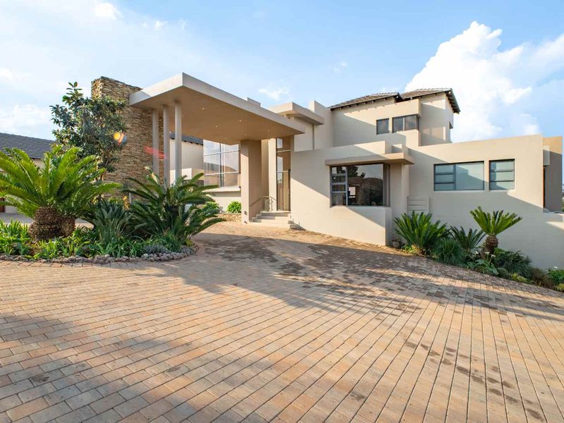 Luxurious Eco-Friendly Estate with Unparalleled Features - Photo 4