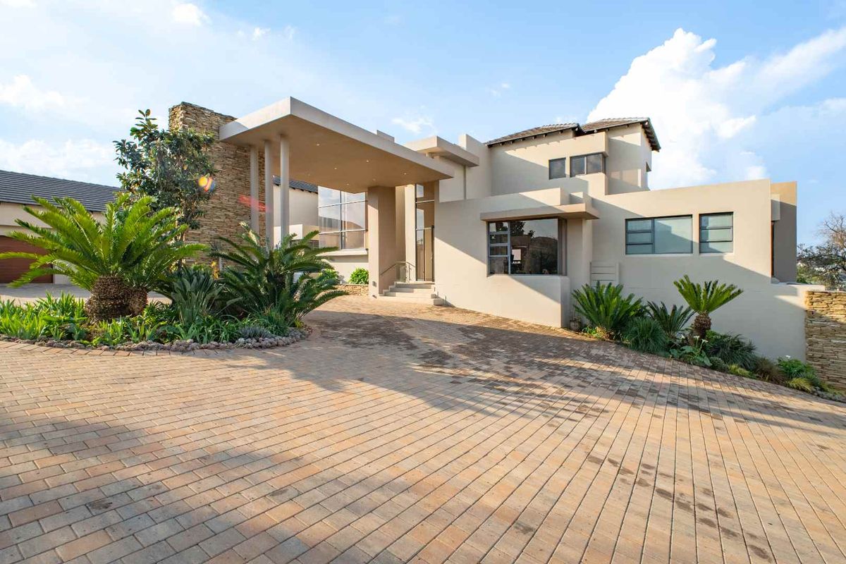 Luxurious Eco-Friendly Estate with Unparalleled Features - Photo 4