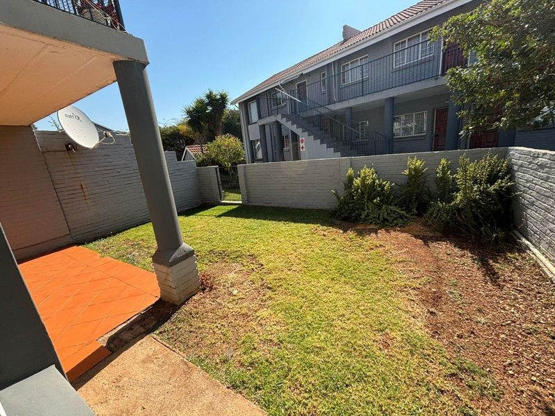 Stunning two bedroom apartment in Moreleta Park - Photo 2