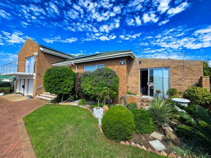 Property #2479387, House For Sale in Still Bay West