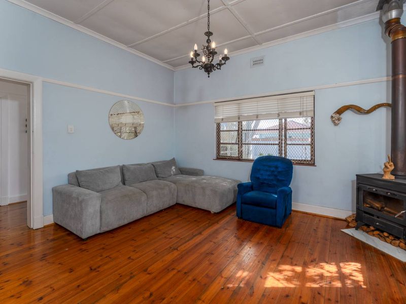 Charmimg Family home with Potential - Photo 4