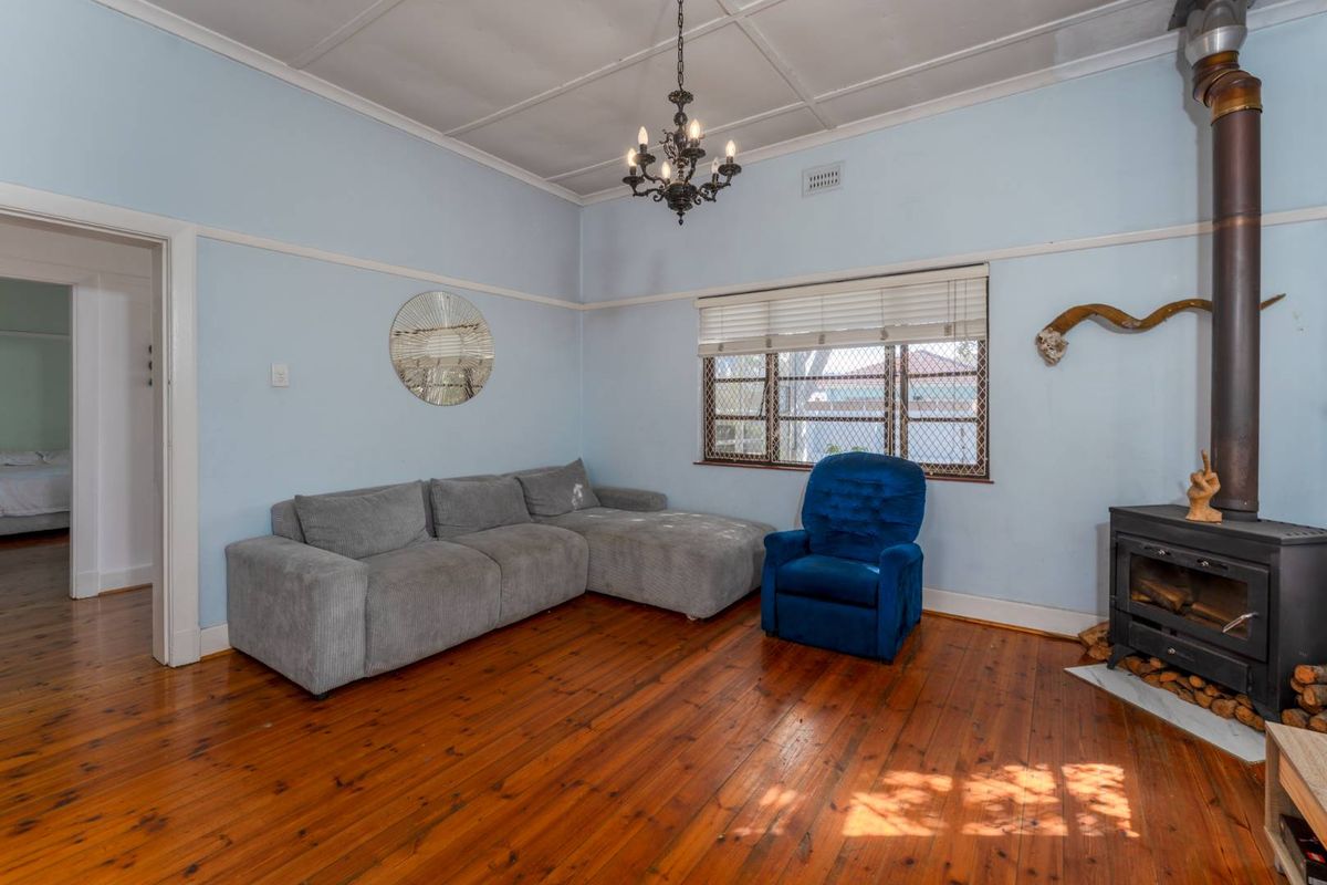 Charmimg Family home with Potential - Photo 4